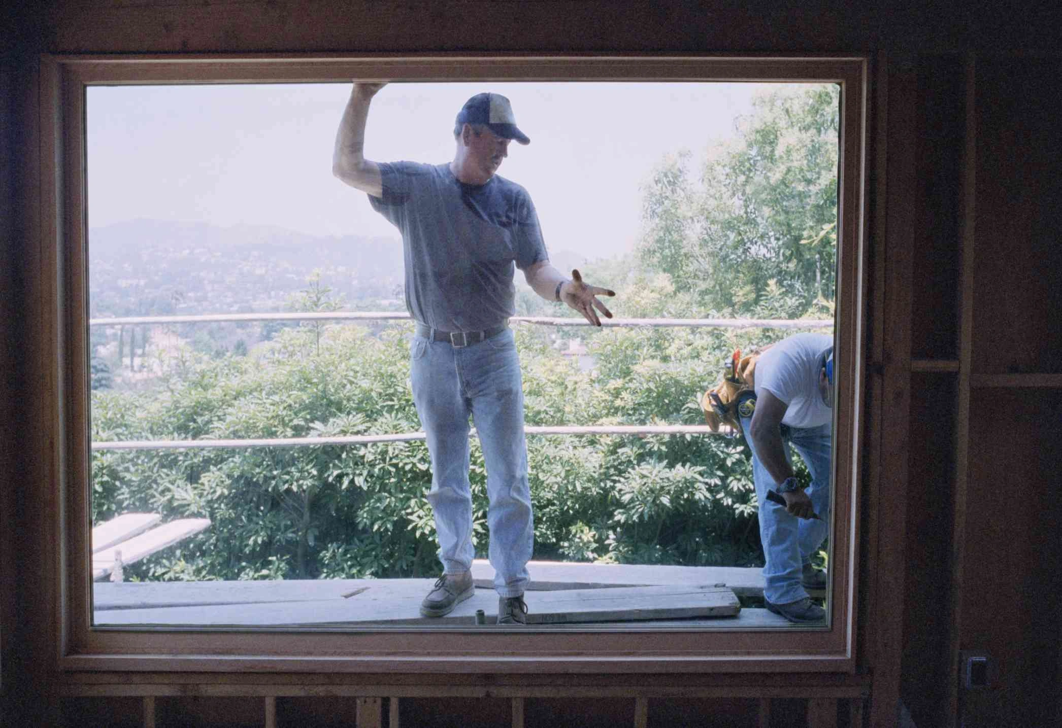 Técnico de RHS Window Repair realizando una valoración técnica de costes y presupuestos en una propiedad de Gibraltar