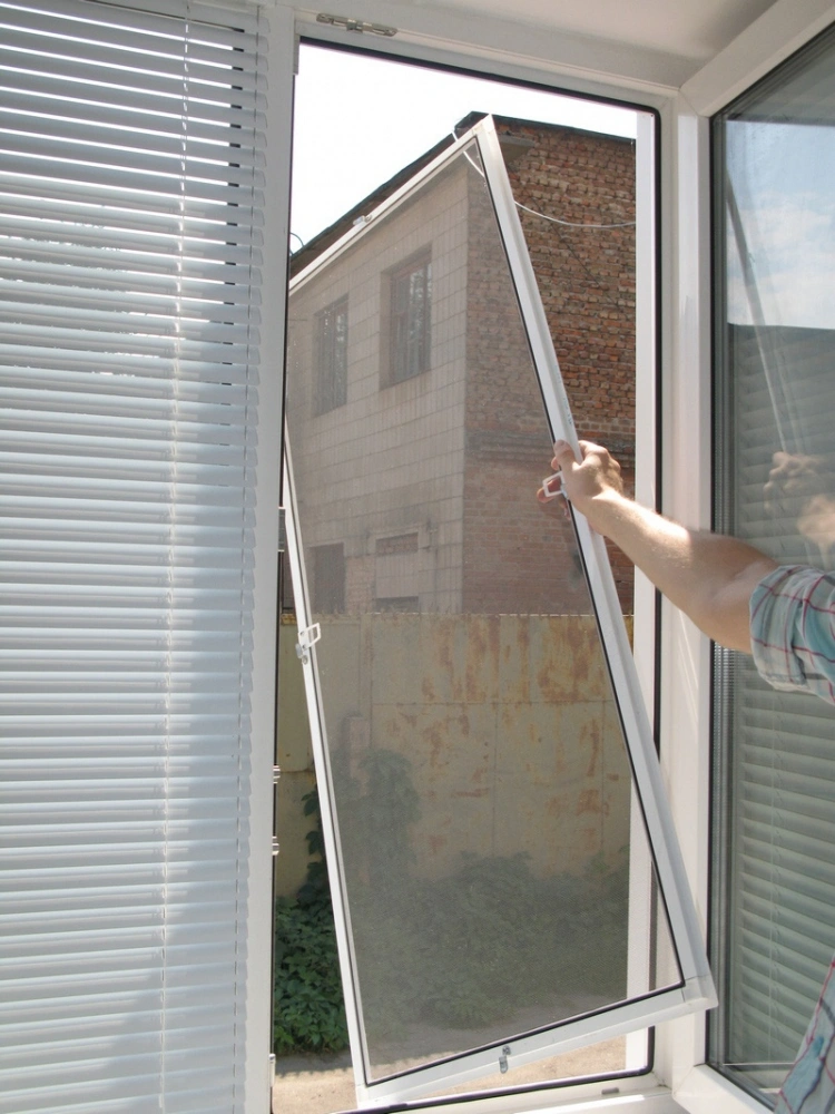 Equipo de RHS realizando reparacion de ventanas de aluminio y sustitución de juntas en Benahavís.