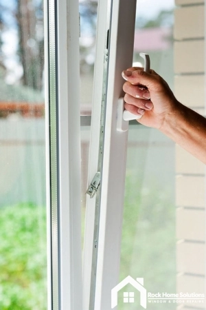 Ajuste de herrajes en una ventana de PVC
