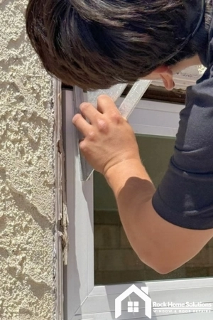 Herrajes de ventana de aluminio dañados por el salitre