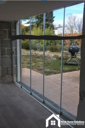 Puerta corredera que no desliza por rodamientos desgastados