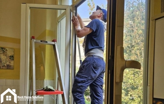 Técnico de RHS realizando la reparación de ventanas a domicilio