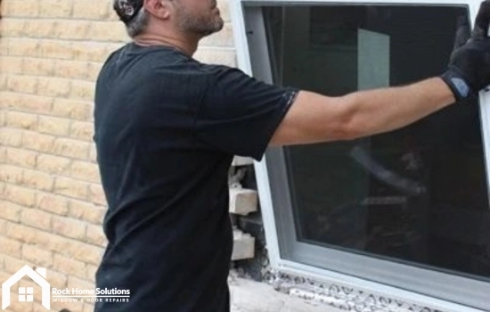 Técnico realizando la reparación de ventanas de aluminio
